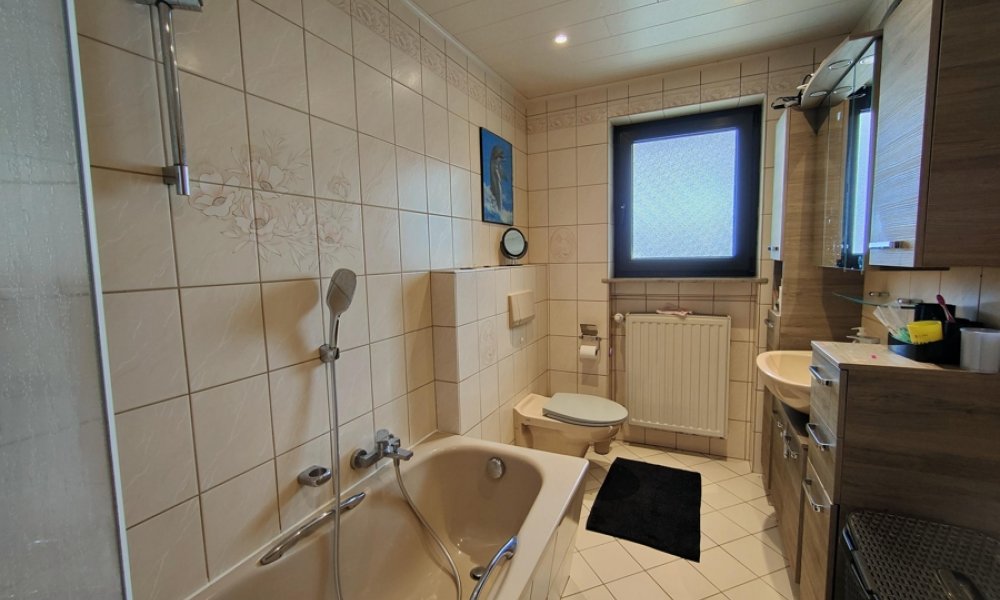 Eltville OT : Zweifamilien Haus, herrlicher Garten, unverbaubare Südlage, Garage und Stellplatz