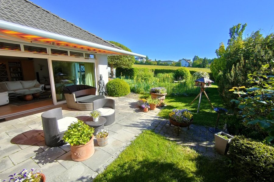 Terrasse mit Blick-Wohnzimmer-Garten